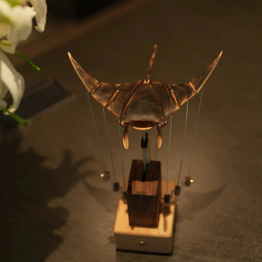 Manta Abyssal – Escultura Cinética de Madera