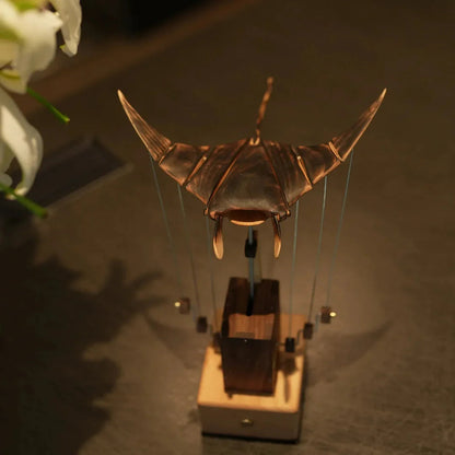 Manta Abyssal – Escultura Cinética de Madera