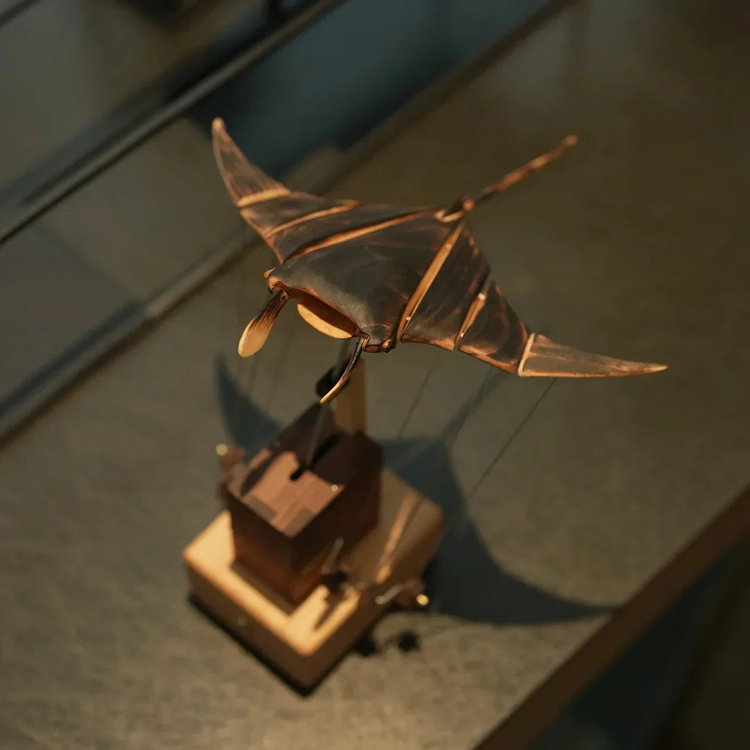 Manta Abyssal – Escultura Cinética de Madera