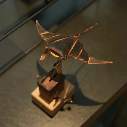 Manta Abyssal – Escultura Cinética de Madera